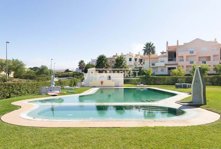 The 2 bedroom holiday apartment with pools "REFÚGIO DO TOBIAS - AL Nº 113401" is situated 3 kms from Falésia Beach in ALBUFEIRA.