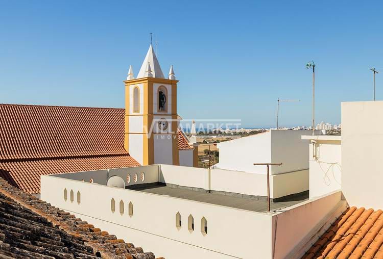 Palais avec vue sur la mer situé dans le centre de la ville de PÊRA