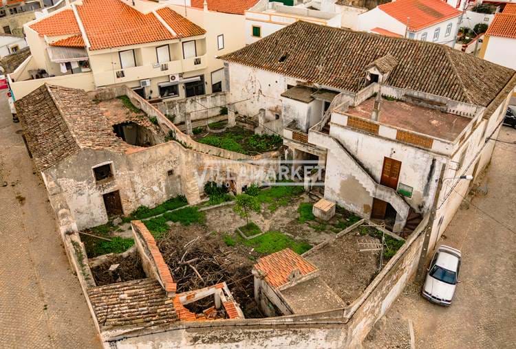 Palace with sea view located in the centre of the town of PÊRA
