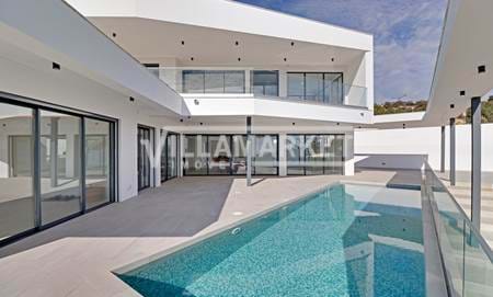 Luxueuse villa contemporaine de 4 chambres avec piscine chauffée et vue sur la mer située dans la marina d’Albufeira