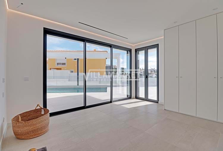 Luxueuse VILLA contemporaine V4 avec piscine chauffée et vue sur la mer située à Albufeira Marina