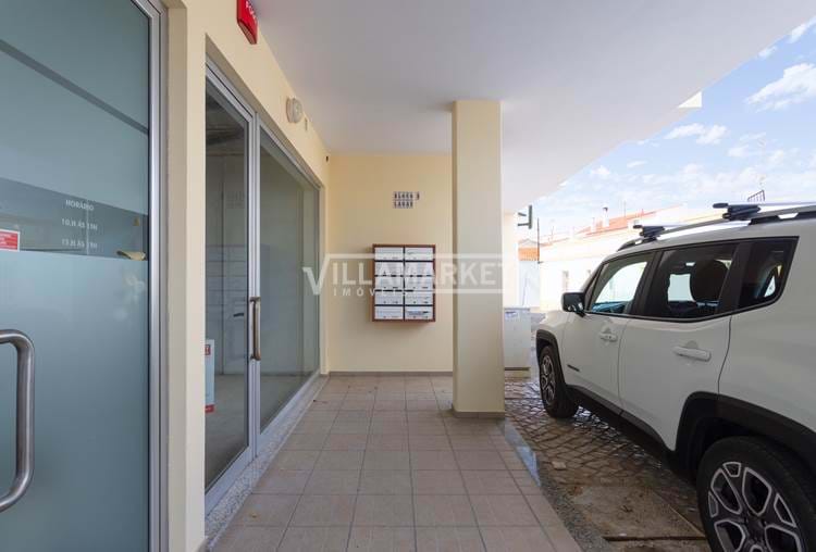 Shop with 71 m2 located in the center of Algoz  