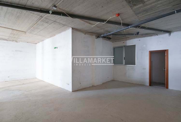 Loja com 71 m2 situada no centro de Algoz  