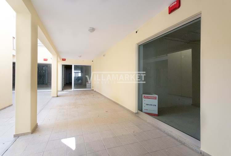 Loja com 16 m2 situada no centro de Algoz  