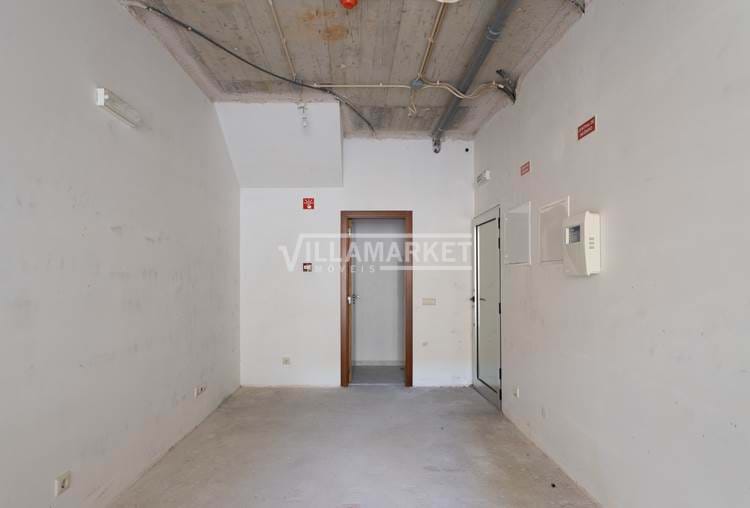 Shop with 16 m2 located in the center of Algoz  