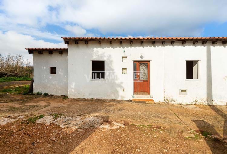 Quintinha V1 +1 ground floor with 97 m2 inserted in a land with 420 m2 located in Benafim 