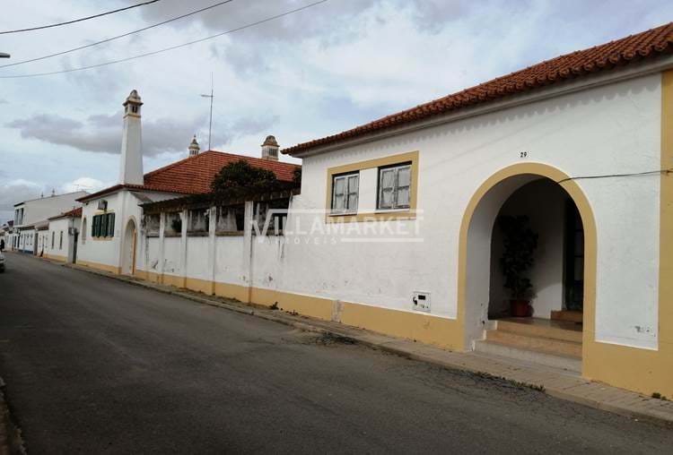 Ferme composée de 33 compartiments situés à Montes Velhos (Beja)
