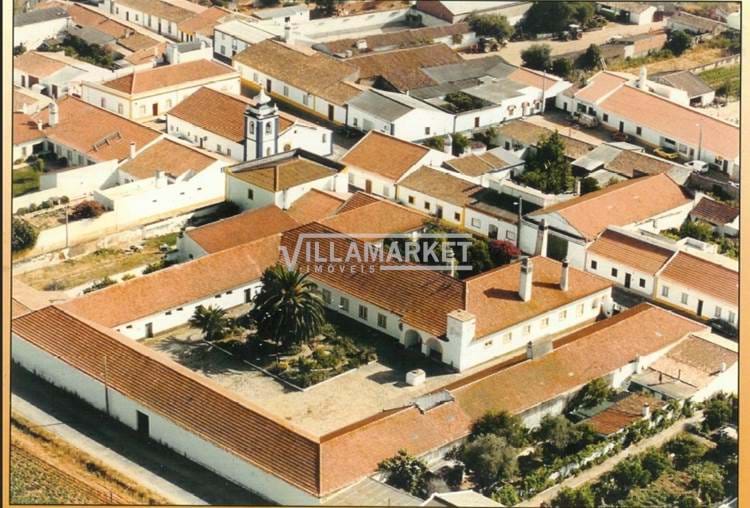 Farm composed of 33 compartments located in Montes Velhos (Beja)