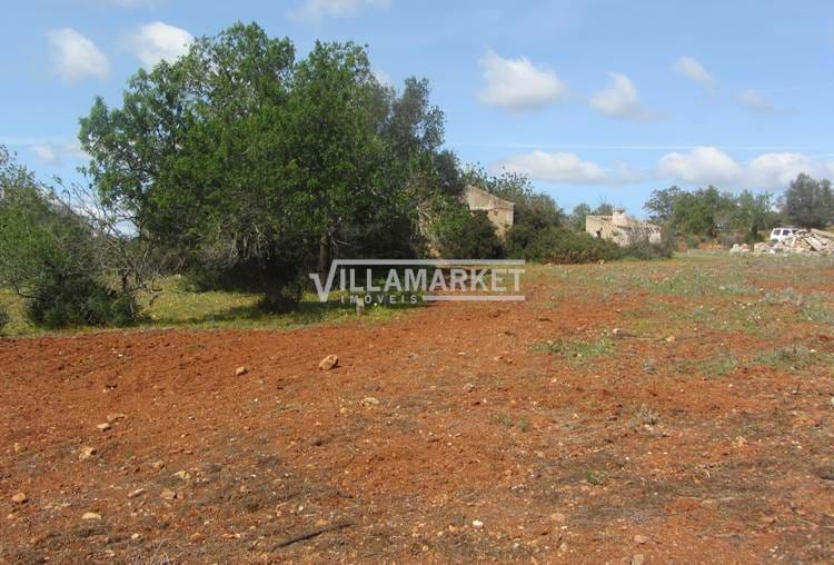 Rovina con 82,5 m2 inserita in un terreno con 2840 m2 situato vicino a Olhão