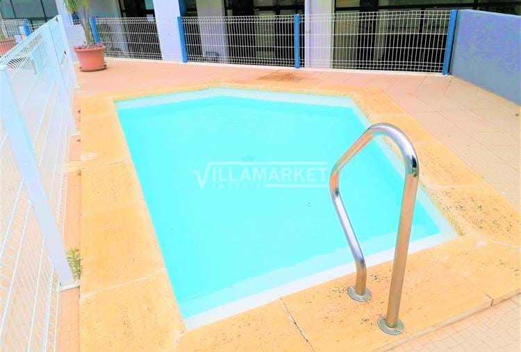 Luminoso T1 com 2 varandas vista piscina em condominio privado 