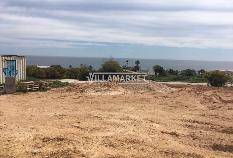 Parcelle de terrain avec 1271 m2 avec une vue imprenable sur la mer à Praia da Luz