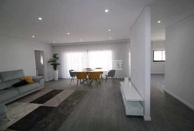 Apartamentos T2 novos inseridos em condomínio com piscina situado em Olhão