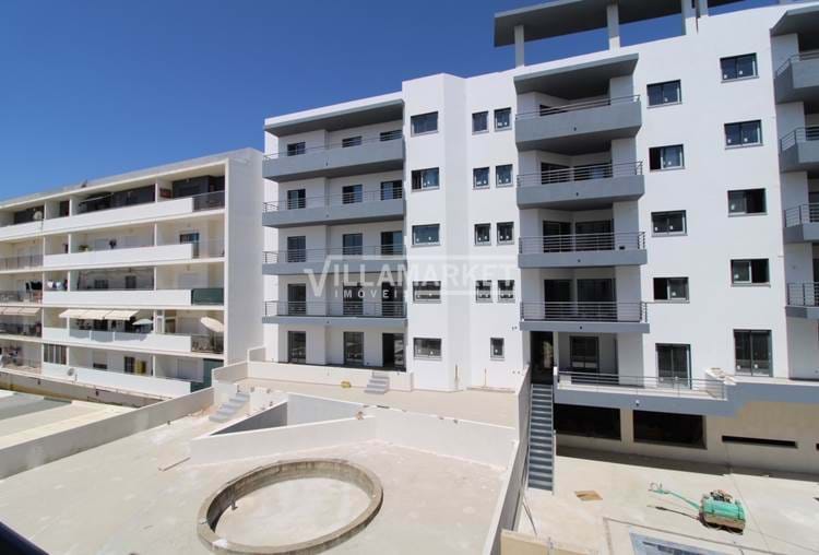 Nouveaux appartements de 3 chambres insérés dans une copropriété avec piscine située à Olhão