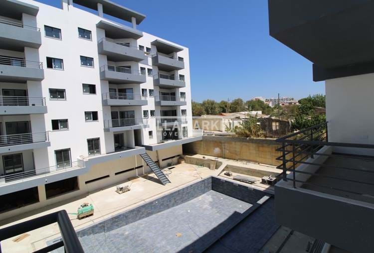 Nouveaux appartements de 3 chambres insérés dans une copropriété avec piscine située à Olhão