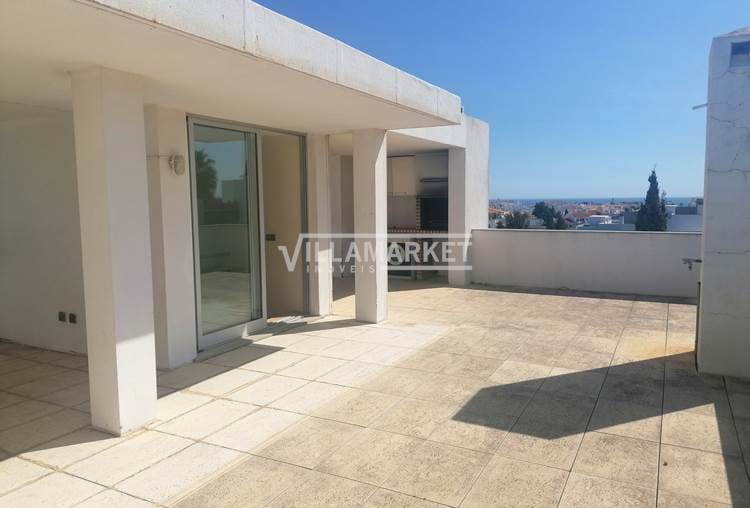 Penthouse Duplex typology T3 inserted in gated community with swimming pool located in ALBUFEIRA 