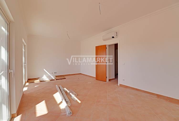 NEW 3 BEDROOM VILLA INSERTED IN THE CONDOMINIUM "ALCANTARILHA GARE" WITH POOLS AND GARDENS