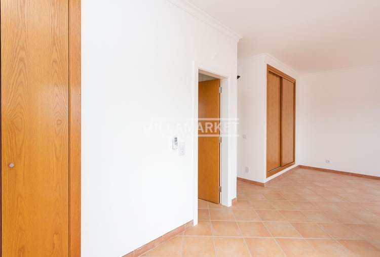 NEW 3 BEDROOM VILLA WITH PRIVATE POOL INSERTED IN THE CONDOMINIUM "ALCANTARILHA GARE" 
