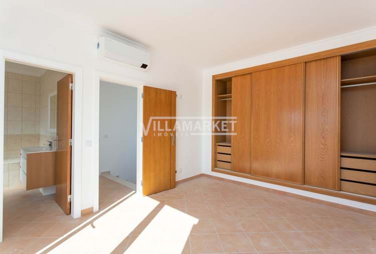 NEW 3 BEDROOM INDEPENDENT VILLA WITH PRIVATE POOL INSERTED IN THE CONDOMINIUM "ALCANTARILHA GARE" 