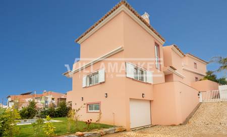 NEW INDEPENDENT 3 VILLA WITH PRIVATE POOL INSERTED IN THE CONDOMINIUM "ALCANTARILHA GARE" 