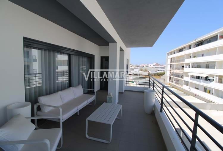 Latest new 4 bedroom apartment in a condominium with swimming pool located in Olhão