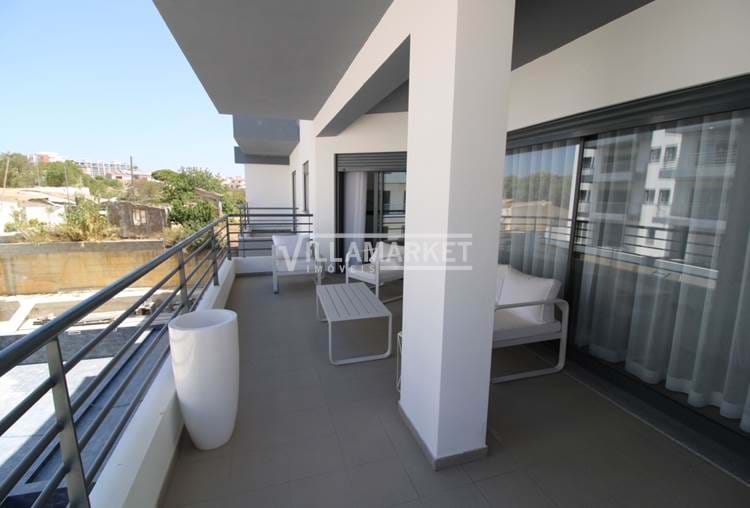 Last 4 bedroom apartment under construction inserted in condominium with pool located in Olhão