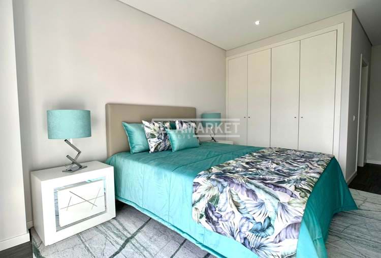 Ultimo nuovo appartamento con 4 camere da letto in un condominio con piscina situato a Olhão