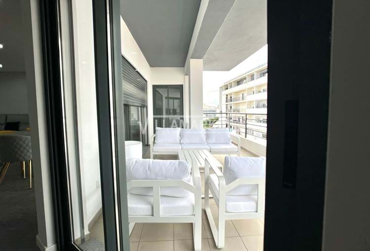 Dernier appartement neuf de 4 chambres dans une copropriété avec piscine située à Olhão