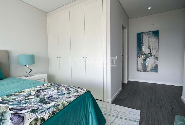 Último Apartamento T4 novo inserido em condomínio com piscina situado em Olhão