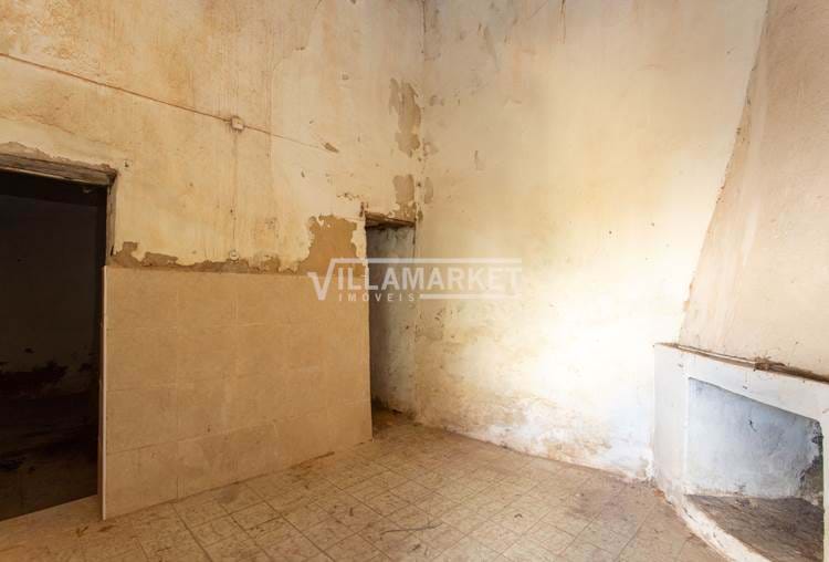 Typical house to remodel inserted in a land with 750 m2 located in BENAFIM