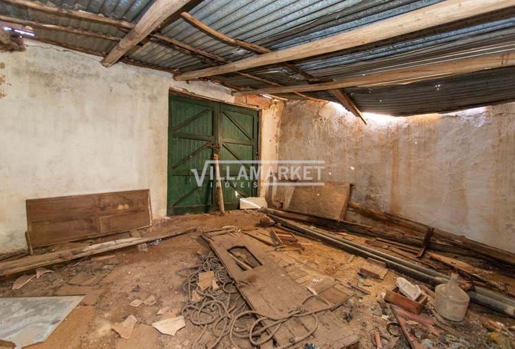 Typical house to remodel inserted in a land with 750 m2 located in BENAFIM