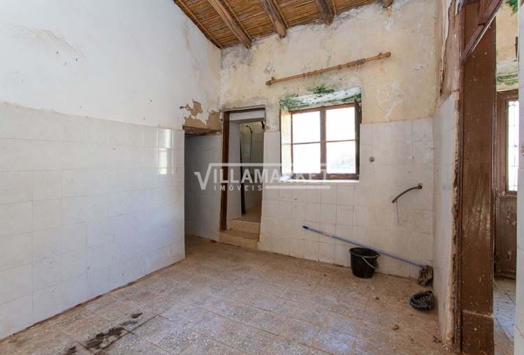 Maison typique algarvia à rénover insérée dans un terrain de 750 m2 situé à BENAFIM