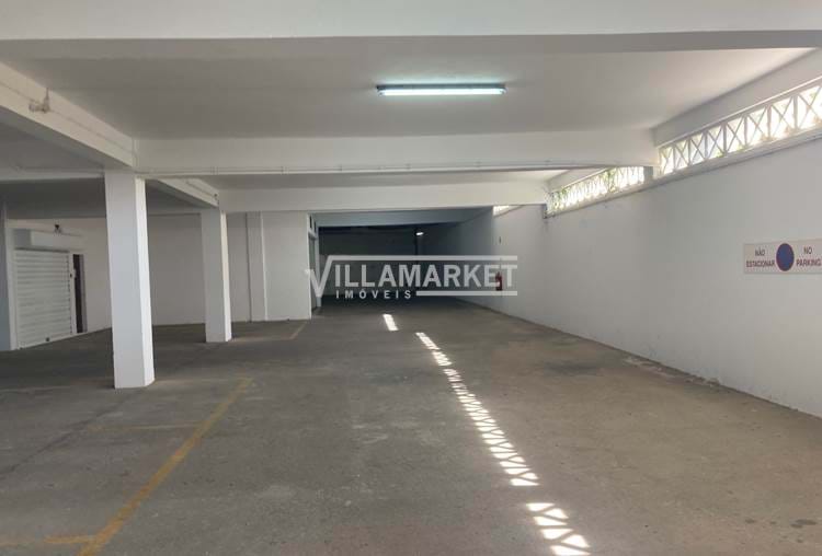 Parqueamento com 15 m2 composto por 1 estacionamento e 1 arrecadação inseridos num condomínio situado na Praia dos Aveiros em ALBUFEIRA