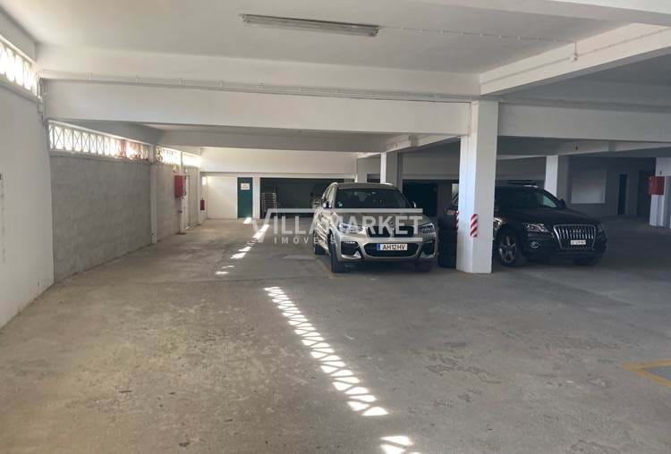 Parqueamento com 15 m2 composto por 1 estacionamento e 1 arrecadação inseridos num condomínio situado na Praia dos Aveiros em ALBUFEIRA