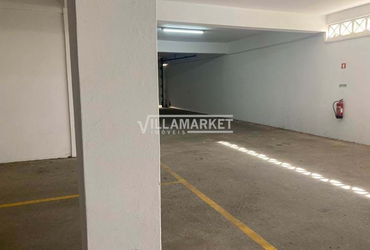 Parcheggio con 15 m2 composto da 1 parcheggio e 1 ripostiglio inserito in un condominio situato a Praia dos Aveiros ad ALBUFEIRA