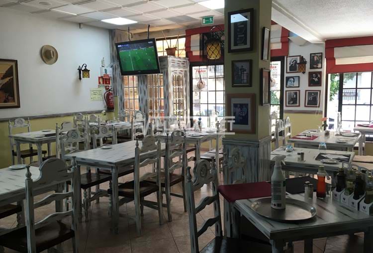 Restaurant on quarteira's main avenue