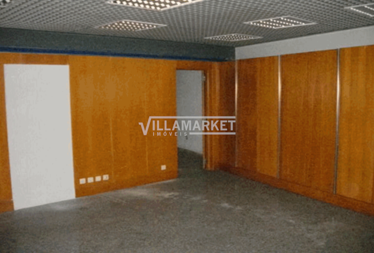 Negozio di 2 piani con un totale di 158 m² situato in Av. Infante D. Henrique a Setúbal