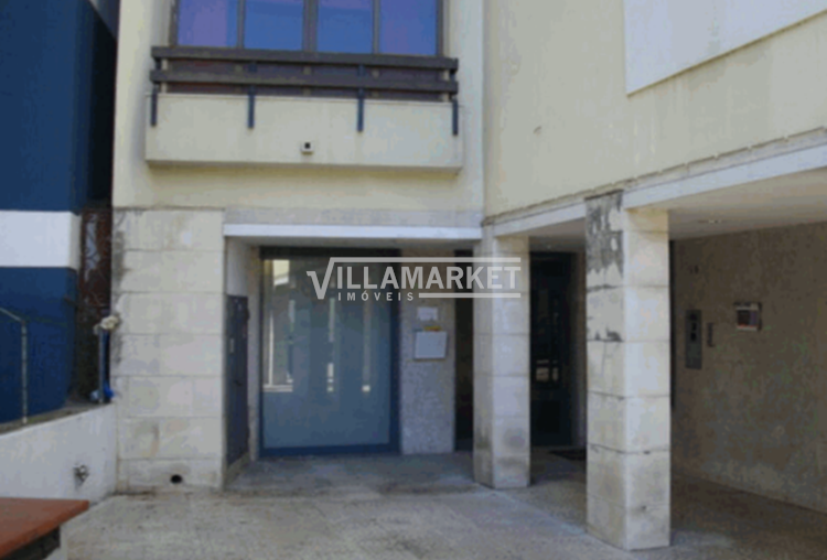 2-storey shop with a total of 158m² located on Av. Infante D. Henrique in Setúbal