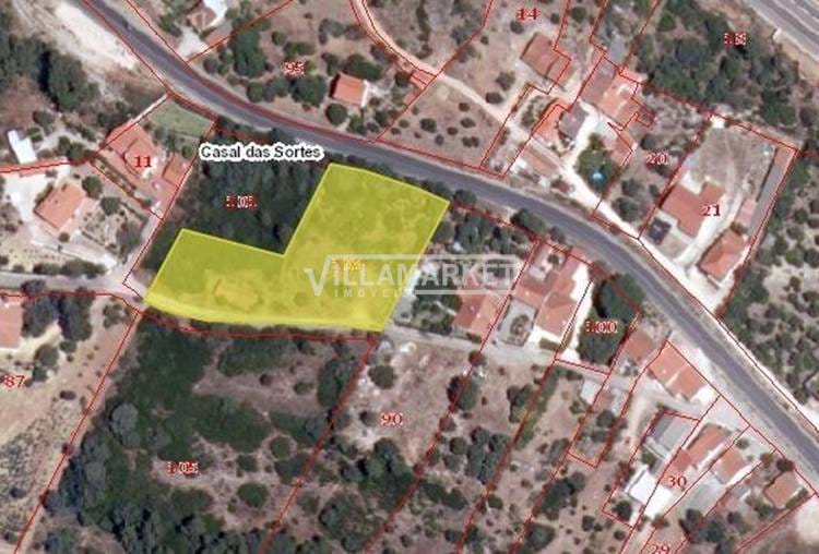 Terrain urbain de 2450 m2 pour la construction de 5 villas situé près de Tomar