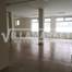 Grande magazzino con 82 m² + 149 m2 di seminterrato situato nella zona centrale di Quinta da Silvã a Torres Novas