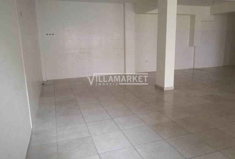 Large store with 82 m² + 149 m2 of basement located in the central area of Quinta da Silvã in Torres Novas