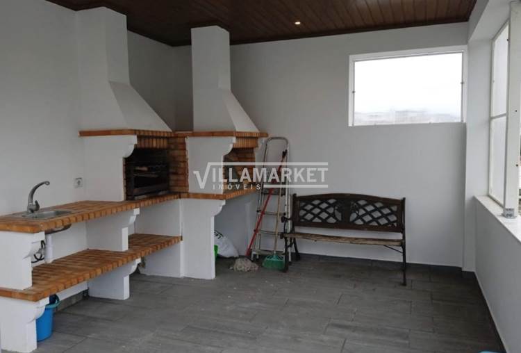 Villa V3 + 1 con piscina e 1219 m2 di terreno situato vicino a Leiria 