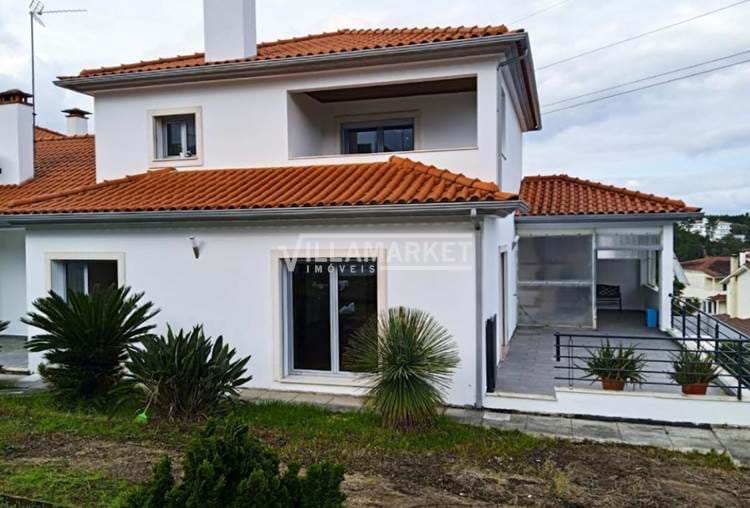 Villa V3 + 1 with pool and 1219 m2 of land located near Leiria 
