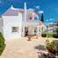 VILLA V4 with swimming pool inserted in a plot of land with 1000 m2 located 1 km from the Beaches.