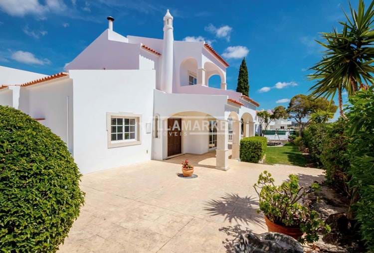 VILLA V4 with swimming pool inserted in a plot of land with 1000 m2 located 1 km from the Beaches.