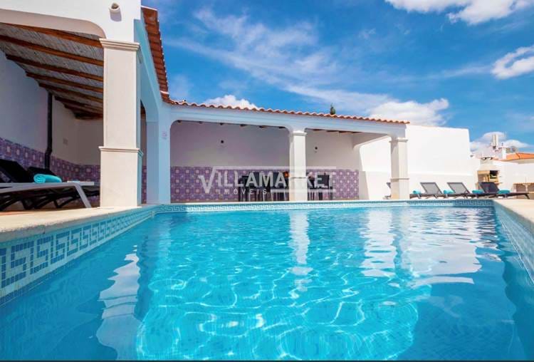 VILLA V4 con piscina inserita in un appezzamento di terreno con 1000 m2 situato a 1 km dalle spiagge.