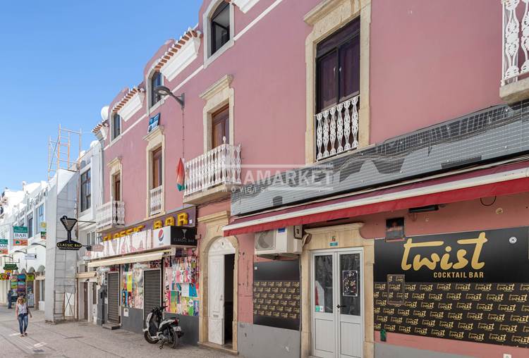 Refurbished 3 bedroom apartment located in downtown Albufeira, just a few meters from Pescadores Beach