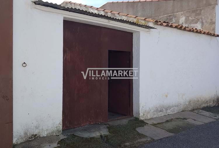 Casa a schiera V2 +1 con cortile, garage e annessi situati a Safara, Alentejo. 