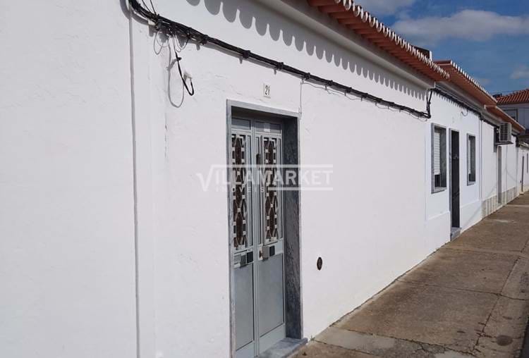 Casa a schiera V2 +1 con cortile, garage e annessi situati a Safara, Alentejo. 