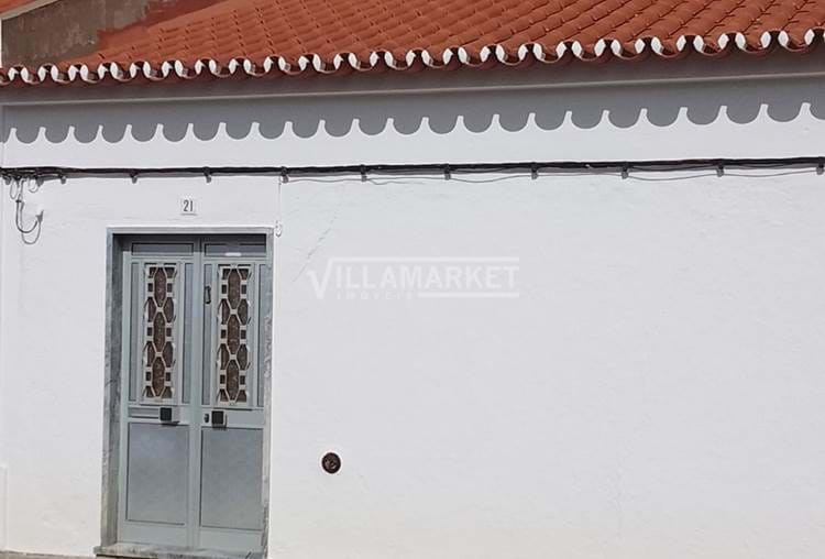 Townhouse V2 +1 with yard, garage and annexes located in Safara, Alentejo. 
