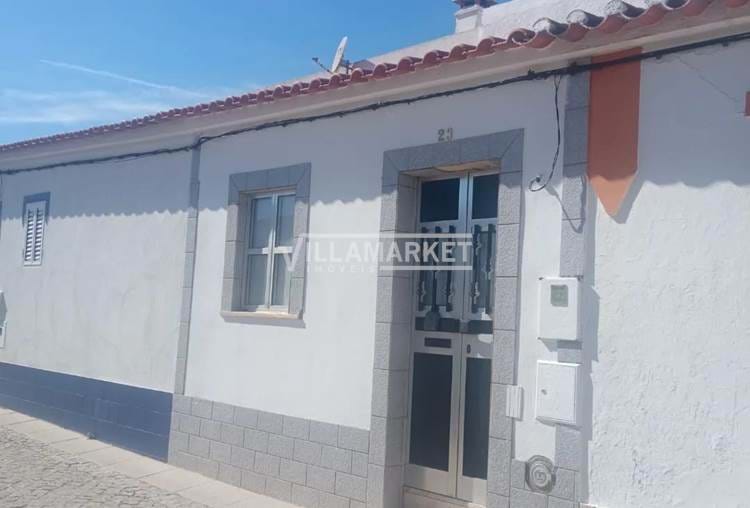 3 bedroom townhouse with 105.50 m2 impantada on a plot of land with 240.90 m2 located in Santana - Portel - Alentejo